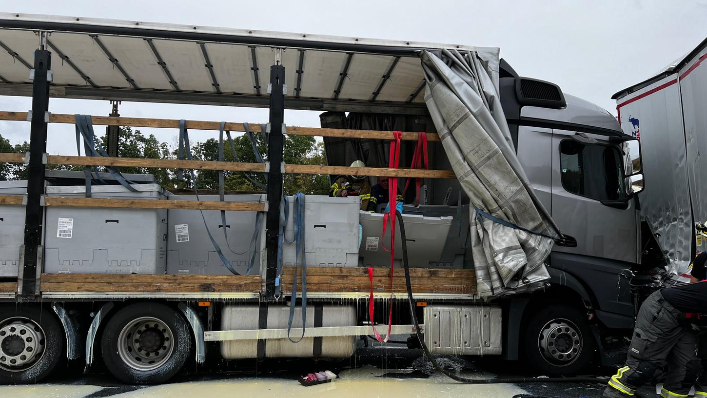 Nach einem Auffahrunfall zweier Lastwagen auf der A3, sind mehrere tausend Liter Kondensmilch auf der Autobahn gelandet. Nach einem Auffahrunfall zweier Lastwagen auf der A3, sind mehrere tausend Liter Kondensmilch auf der Autobahn gelandet.