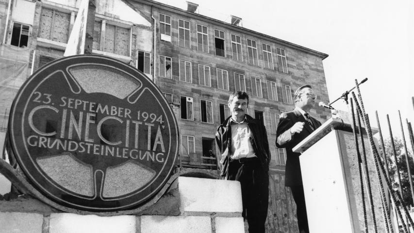 Das Cinecittà in Nürnberg gilt als das erfolgreichste Multiplex-Kino in Deutschland. Geschäftsführer Wolfram Weber (links) und Oberbürgermeister Peter Schönlein bei der Grundsteinlegung am 23. September 1994.