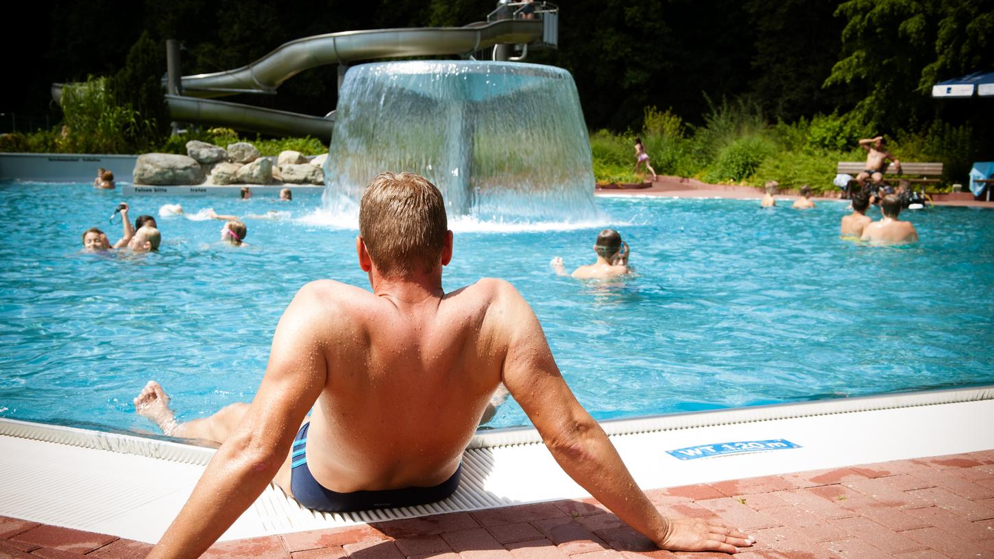 Entspannen, genießen oder sportlich schwimmen. Das Schwabacher Parkbad bietet vieles. Ab heuer aber wird es für Besucher teurer.