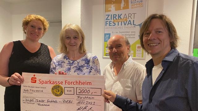 Die Soroptimistinnen übergeben den Spendenscheck für das ZirkArt-Festival des Jungen Theaters Forchheim: v.li.: Annika Falk-Claußen, Bärbl Flessa, Ulli Raab und Robert Hübschmann.