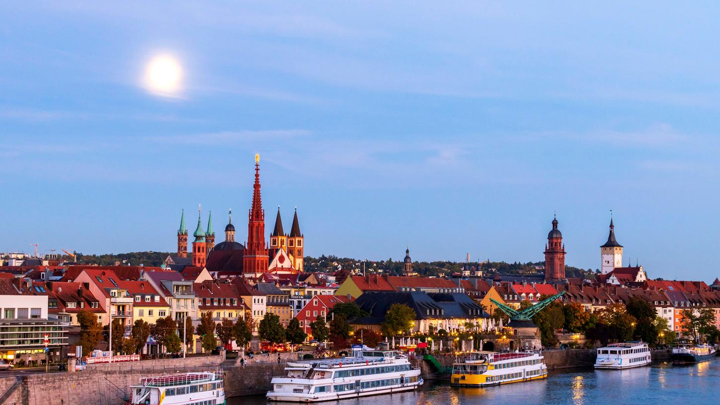 Der Mond scheint über dem Main und dem Würzburger Dom. (Symbolbild) Der Mond scheint über dem Main und dem Würzburger Dom. (Symbolbild)