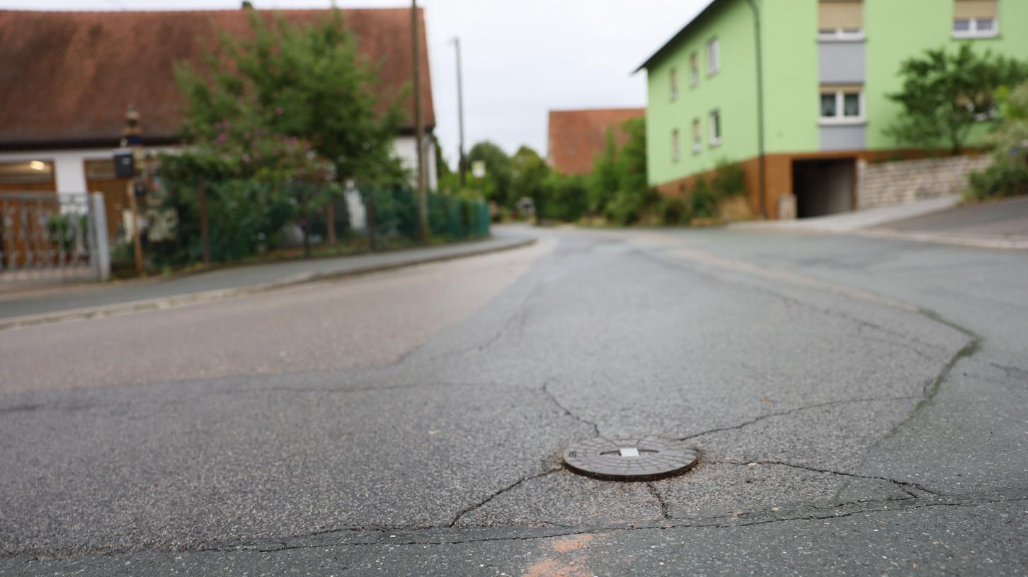 Für die Sanierung der Ortsdurchfahrt in Wachenroth spendiert der Freistaat 1,1 Millionen Euro. Für die Sanierung der Ortsdurchfahrt in Wachenroth spendiert der Freistaat 1,1 Millionen Euro.