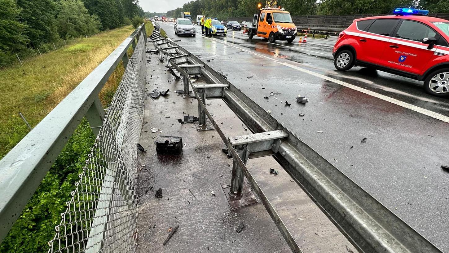 In die Leitplanke gekracht ist ein Auto auf der A3 zwischen Heroldsberg und Tennenlohe. In die Leitplanke gekracht ist ein Auto auf der A3 zwischen Heroldsberg und Tennenlohe.