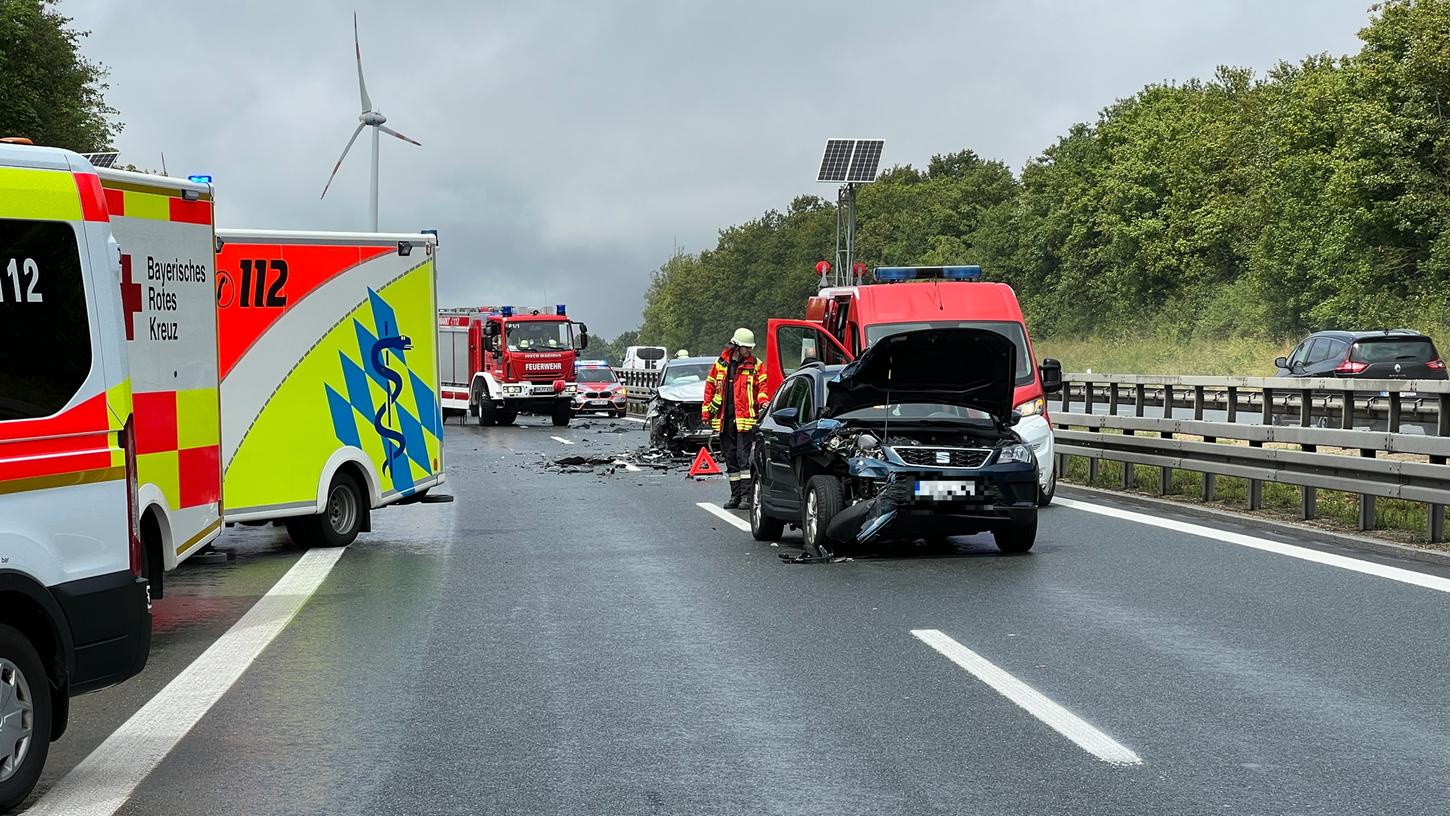 Unachtsamkeit mit verheerenden Folgen: Ein Audi-Fahrer raste in den Stau auf der A3 bei der Krondorfer Bürcke bei Pilsach. Unachtsamkeit mit verheerenden Folgen: Ein Audi-Fahrer raste in den Stau auf der A3 bei der Krondorfer Bürcke bei Pilsach.