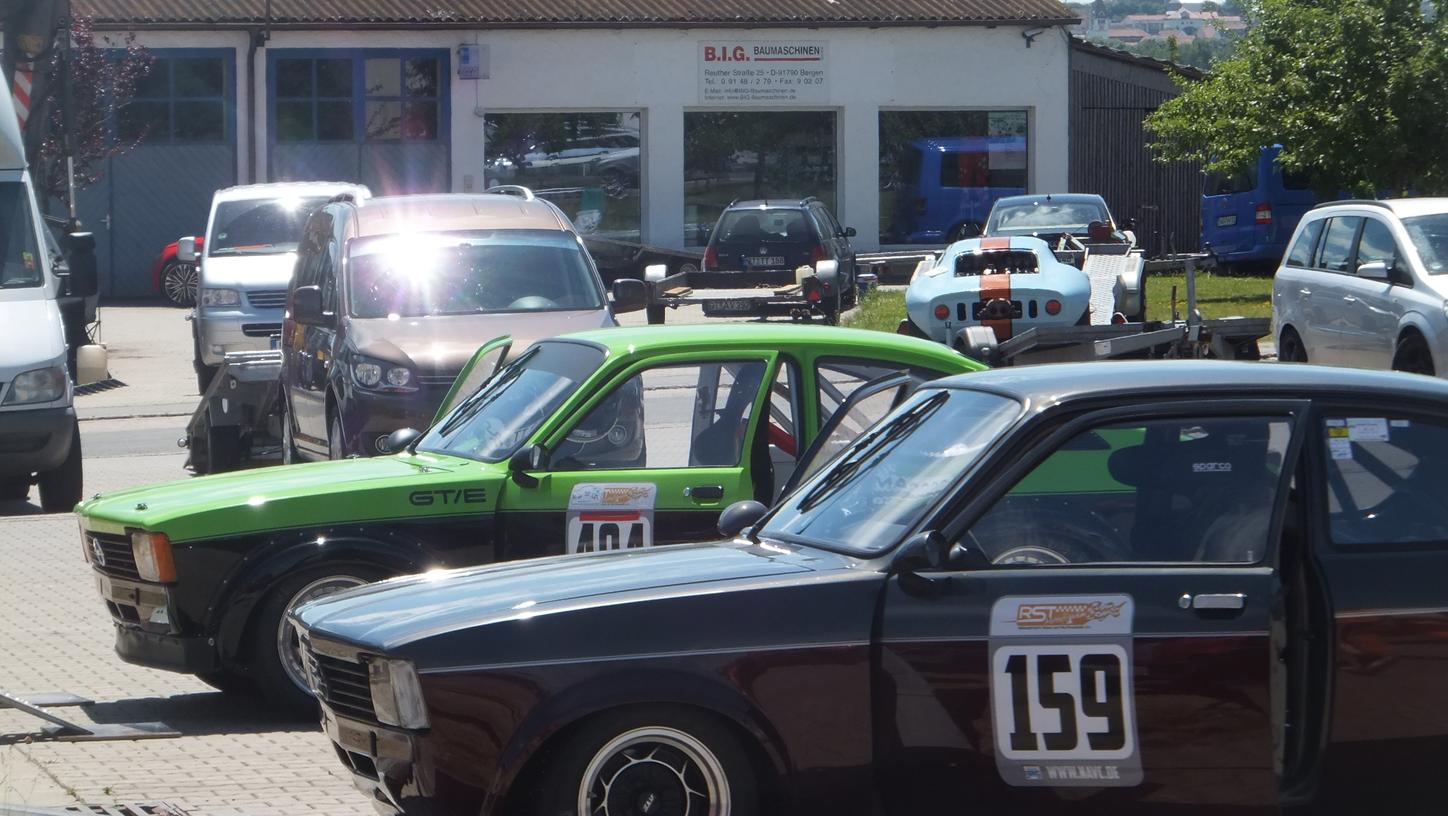 Das Fahrerlager für die Slalomrennen des Motor-Sport-Club Jura wird sich an diesem Wochenende wieder bei der Firma BIG in Bergen befinden. Zwei Tage lang gibt es Rennen in 13 Wertungsklassen. Das Fahrerlager für die Slalomrennen des Motor-Sport-Club Jura wird sich an diesem Wochenende wieder bei der Firma BIG in Bergen befinden. Zwei Tage lang gibt es Rennen in 13 Wertungsklassen.