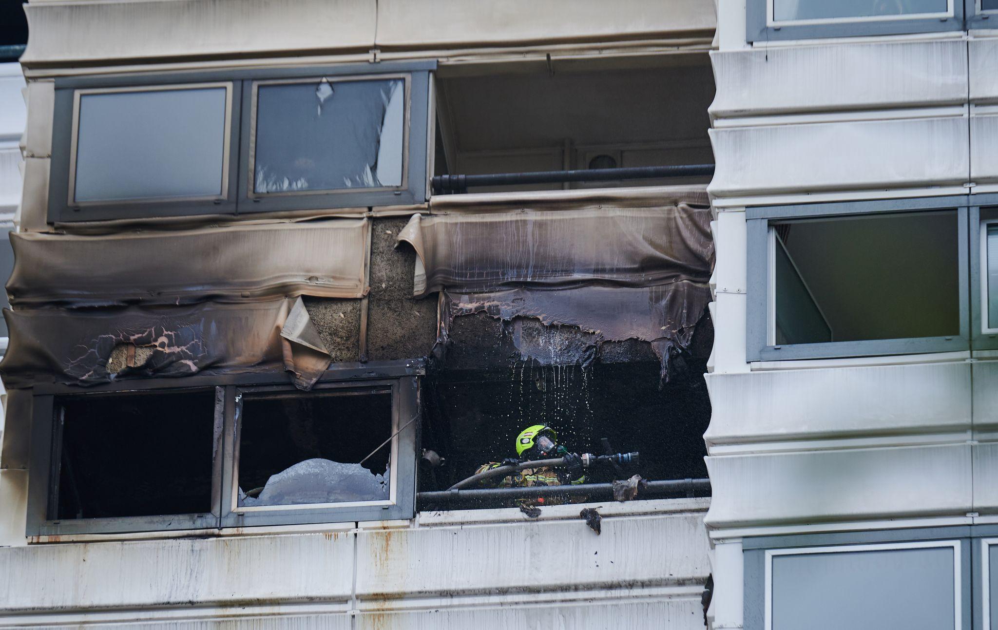 Feuer Im Hochhaus: Zwei Menschen Springen In Den Tod