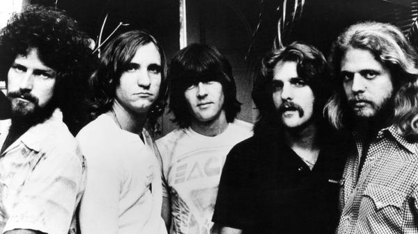 Der Musiker Randall Herman („Randy“) Meisner (Mitte) ist nach Komplikationen in Verbindung mit einer chronisch obstruktiven Lungenerkrankung mit 77 Jahren gestorben. Als Bassist und Gründungsmitglied der Band Eagles fuhr er mit Welthits wie "Hotel California" zahlreiche Erfolge ein und ergatterte sich zu Lebzeiten einen Platz in der Rock and Roll Hall of Fame.