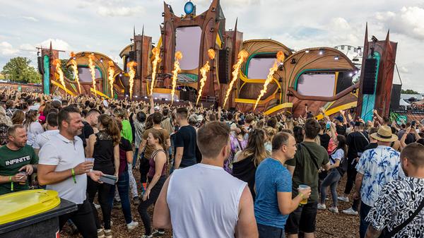 Heiße Sache: An der Mainstage wurde bei "Open Beatz" ordentlich Pyrotechnik verballert.