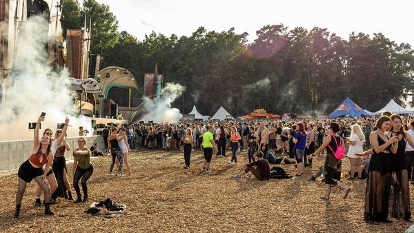 Vor der Bühne tanzen - und dabei ein Selfie machen. Das nennt man Festival-Akrobatik.