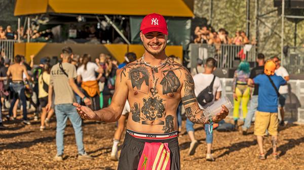 Sommer, Sonne, Festivalspaß - er hat ihn auf jeden Fall.