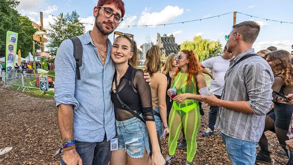 "Ich will auch ein Bild mit ihm": Der Festivalfotograf und seine Fans.