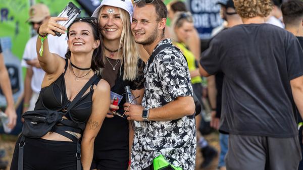 Wer braucht schon einen Festivalfotografen, wenn ein Selfie auch schön ist?