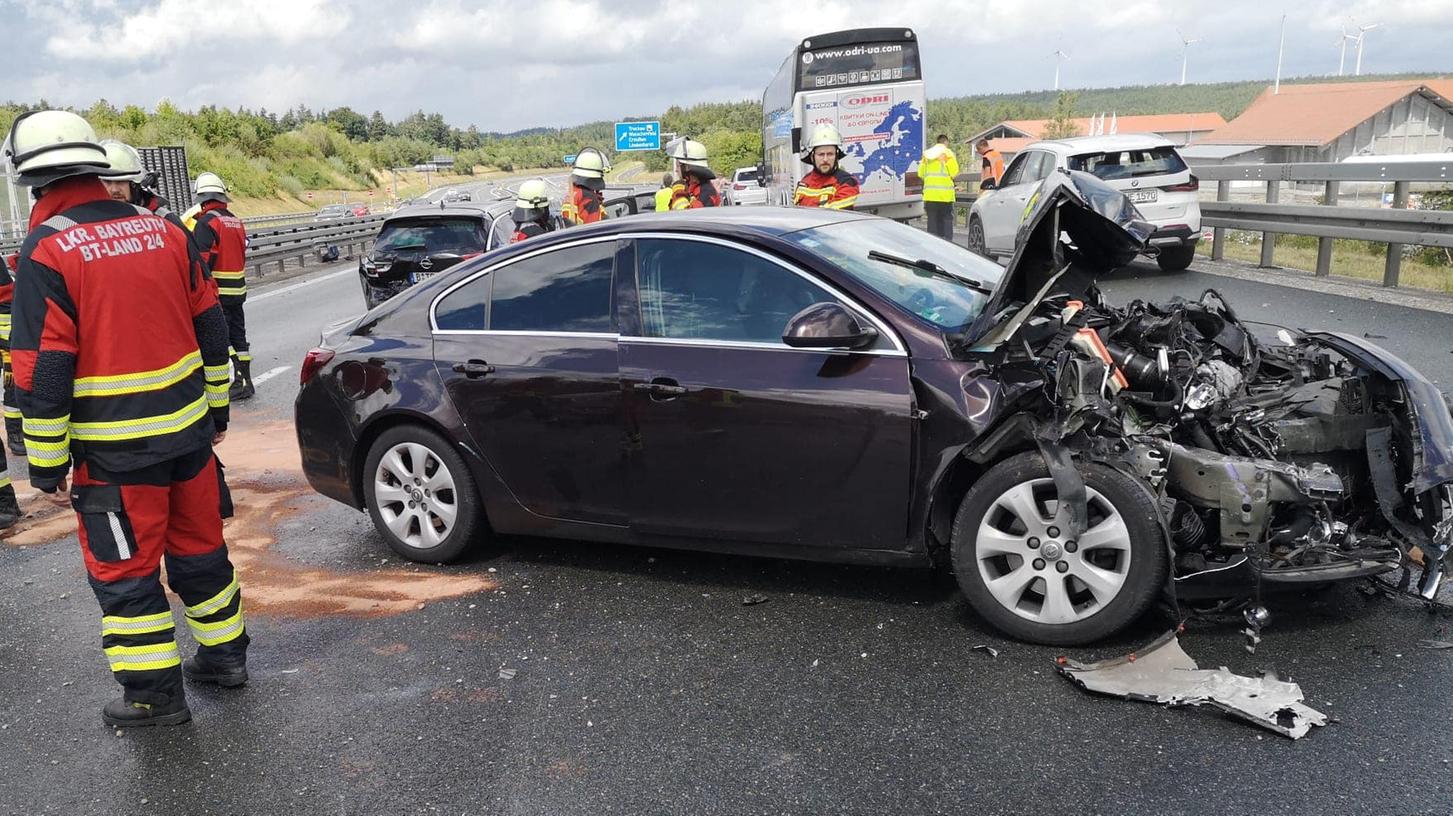 Mehrere Pkw und ein Omnibus aus der Ukraine waren in den Serienunfall auf der A9 bei Trockau verwickelt. Mehrere Pkw und ein Omnibus aus der Ukraine waren in den Serienunfall auf der A9 bei Trockau verwickelt.