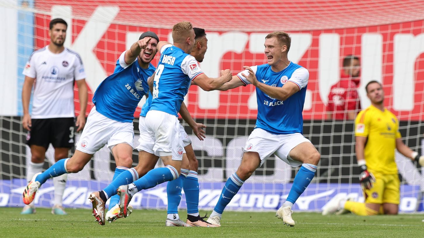Der Anfang vom Ende an der Ostsee: John-Patrick-Strauß (verdeckt) hat soeben das 1:0 für den FC Hansa erzielt. Der Anfang vom Ende an der Ostsee: John-Patrick-Strauß (verdeckt) hat soeben das 1:0 für den FC Hansa erzielt.