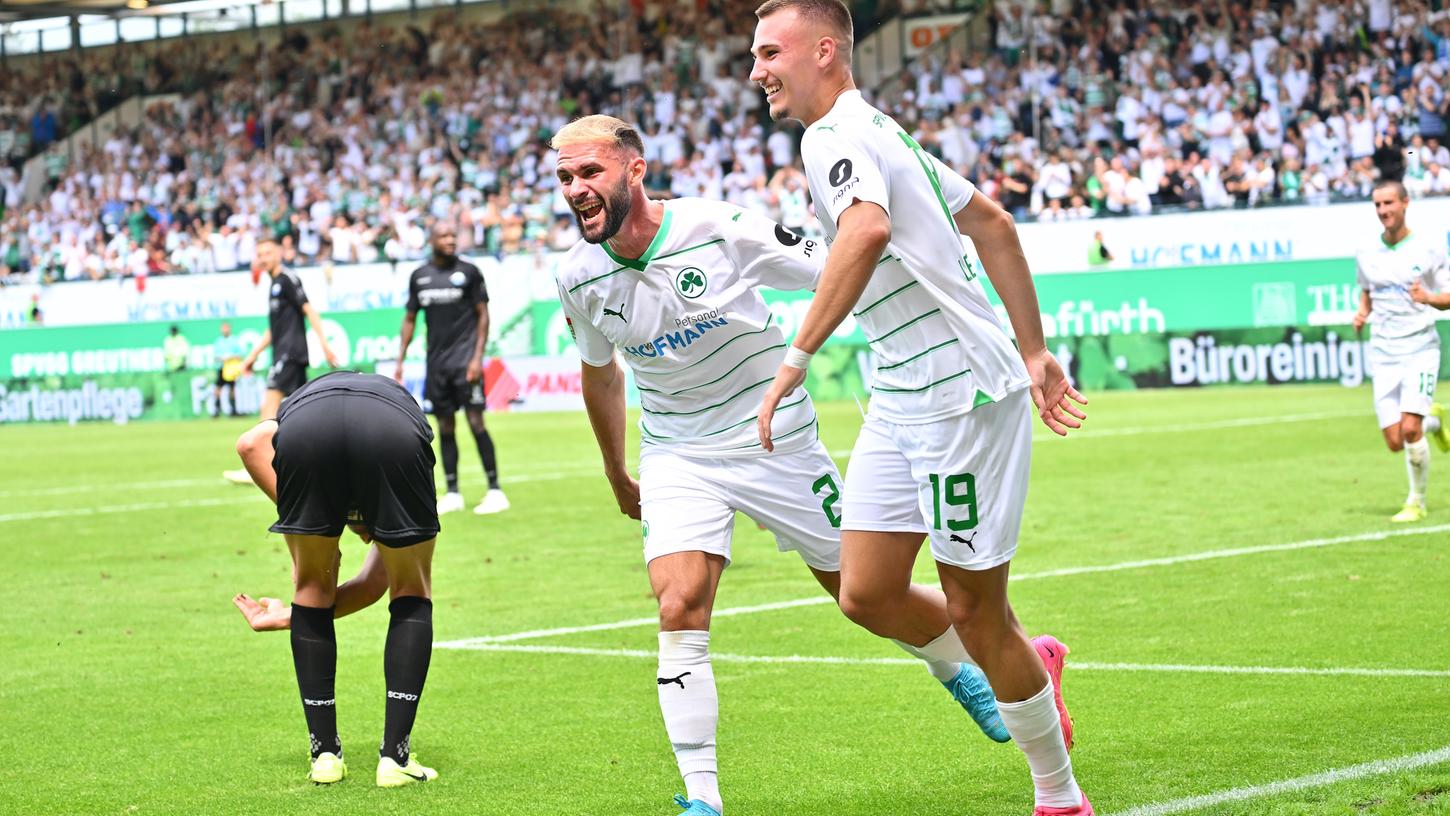 Zwei von sehr vielen glücklichen Fürthern: Torschütze Tim Lemperle und Simon Asta feiern das zwischenzeitliche 2:0. Zwei von sehr vielen glücklichen Fürthern: Torschütze Tim Lemperle und Simon Asta feiern das zwischenzeitliche 2:0.