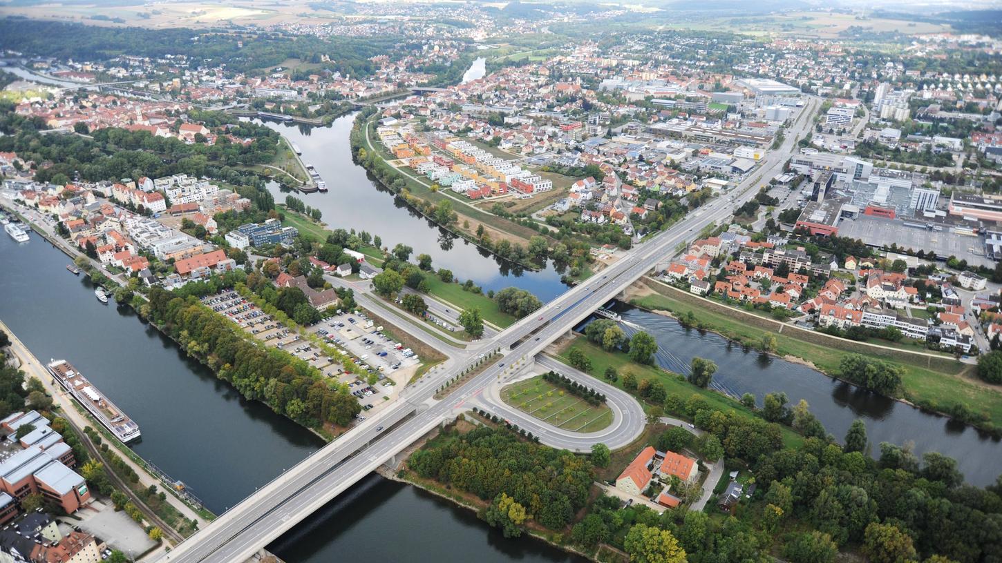 Luftaufnahme der Nibelungenbrücke in Regensburg, mit Blick auf das Donau-Einkaufs Zentrum, auf Weichs und Reinhausen.