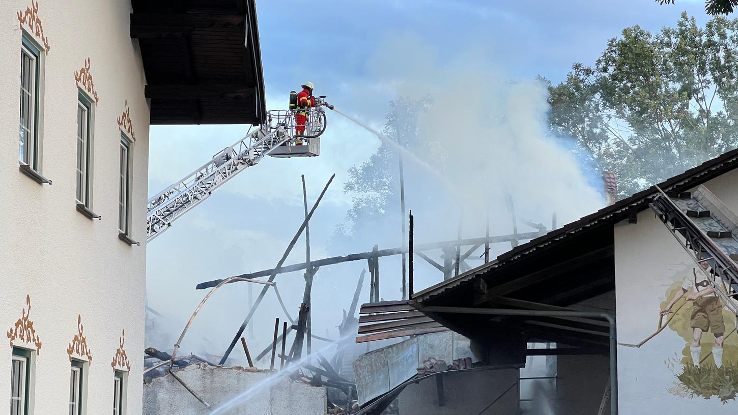 Beim Versuch, die Tiere aus der Flammenhölle zur retten, zogen sich mehrere Personen Verletzungen zu. Beim Versuch, die Tiere aus der Flammenhölle zur retten, zogen sich mehrere Personen Verletzungen zu.