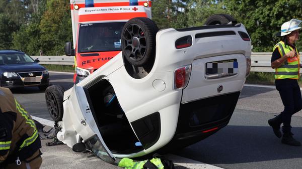 ROT-Unfall-B2-Roth-Kleinwagen-auf-dem-Dach