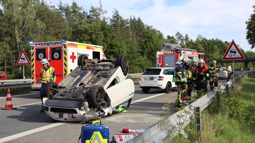 Feuerwehr und Rettungsdienst waren rasch vor Ort und kümmerten sich um die Unfallbeteiligten. Feuerwehr und Rettungsdienst waren rasch vor Ort und kümmerten sich um die Unfallbeteiligten.