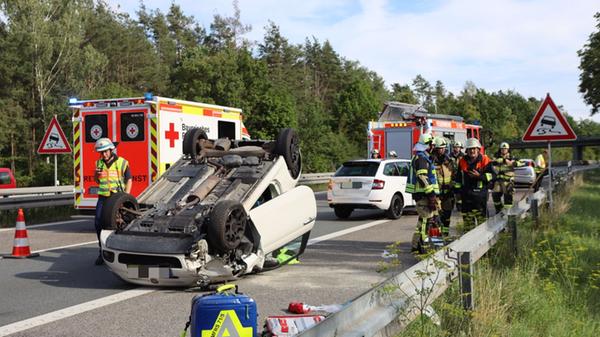 Kleinwagen landet nach Unfall auf Dach: - Eine Person kommt leicht verletzt ins Krankenhaus - Zwei Personen bleiben nach medizinischer Versorgung am Unfallort - Ford Focus will ausscheren und übersieht Fiat 500 - Kleinwagen durch Wucht des Aufpralls herumgeschleudert