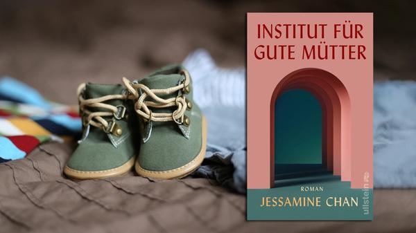 Wer ein Kind erwartet, kann sich vor guten Ratschlägen nicht retten. Das hört mit der Geburt nicht auf. Im Grunde können Mütter nie etwas richtig machen. Am besten hört man nicht zu, kauft sich keine Ratgeberliteratur und ist froh, dass das "Institut für gute Mütter" von Jessamine Chan nur Fiktion ist. Die Amerikanerin hat einen Schreckensroman geschrieben, in dem Mütter nach Erziehungsfehlern in eine Besserungsanstalt gesteckt werden und dort an KI-Puppen den richtigen Umgang mit Kindern üben müssen. Oberste Priorität: Unterwerfung und Selbstaufgabe. Nur dann haben die Frauen die Chance, ihre Kinder jemals wiederzusehen. Dieses Szenario ist grausam und faszinierend zugleich, weil die Geschichte in all ihrer Absurdität grandios erzählt ist. (Ullstein, 22,99 Euro) Gabi Eisenack