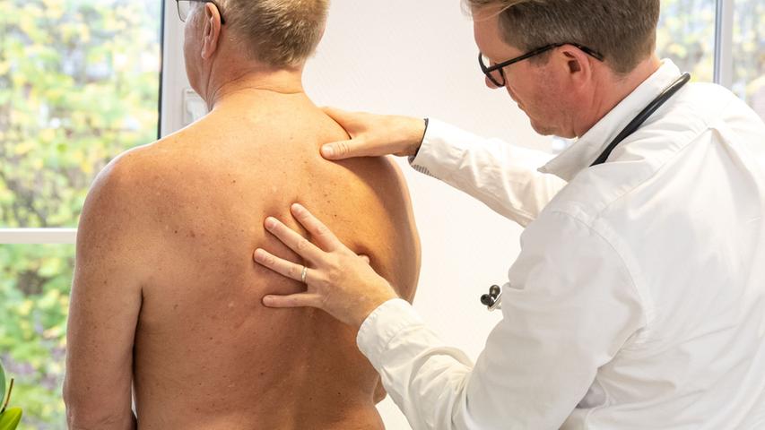 Bei häufig auftretenden Rückenschmerzen ist es empfehlenswert, einen Arzt aufzusuchen.