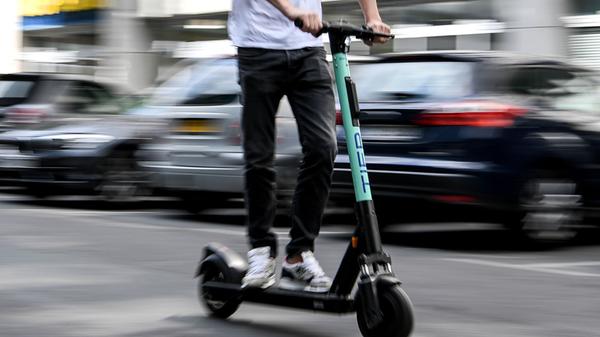 Mann auf E-Scooter