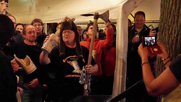 Am Brauwastl-Keller wurde das Annafest offiziell zu Grabe getragen - natürlich nur für ein Jahr.