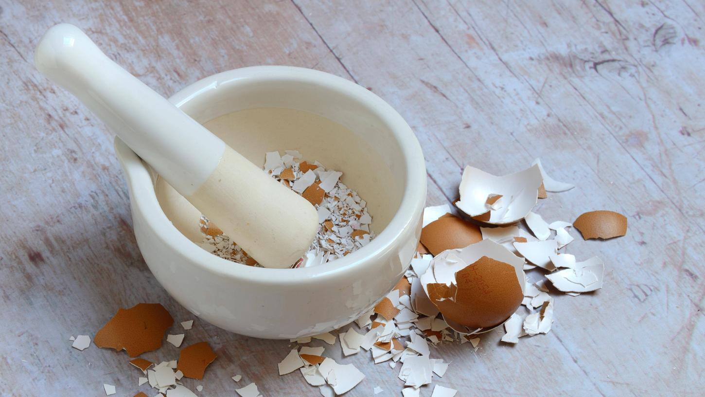 Eier sind ein wichtiger Bestandteil vieler Rezepte, die Schalen wandern dann in den Müll. Aber man kann Eierschalen auch als Dünger nutzen.