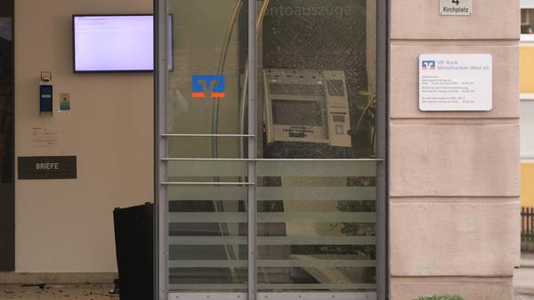 Landkreis Ansbach: Unbekannte sprengen Geldautomaten in Aurach