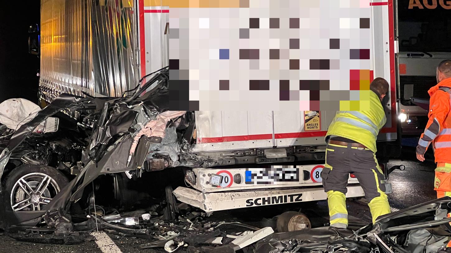 Zu einem schrecklichen Verkehrsunfall ist es am Mittwochabend (02.08.2023) auf der Autobahn 3 im Landkreis Kitzingen gekommen. Zu einem schrecklichen Verkehrsunfall ist es am Mittwochabend (02.08.2023) auf der Autobahn 3 im Landkreis Kitzingen gekommen.