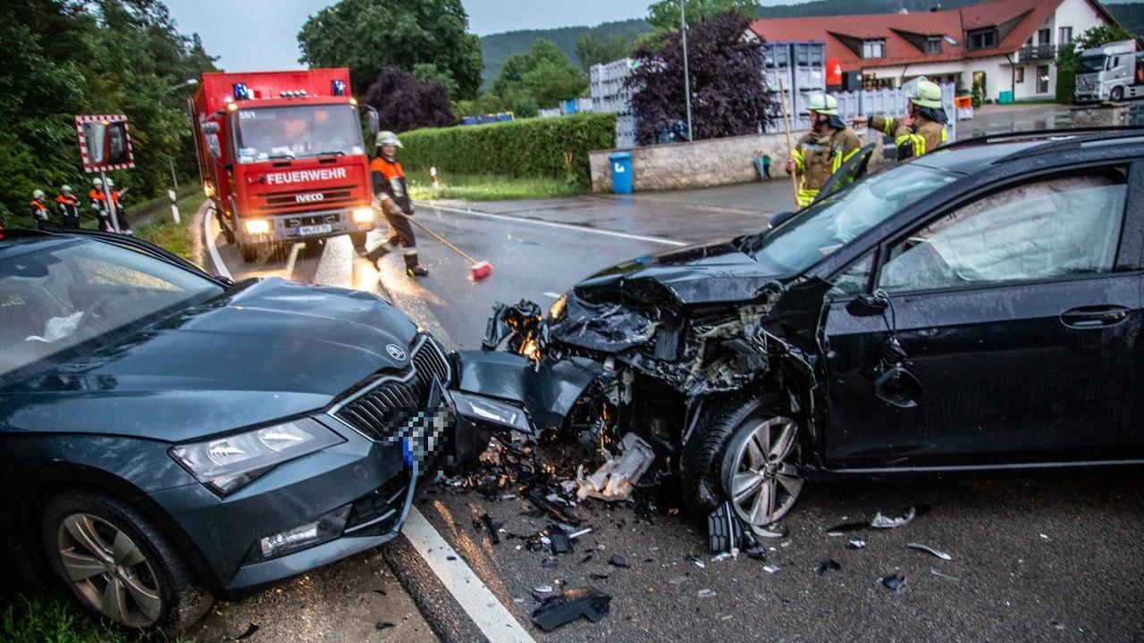 Ein Mann stieß mit seinem Golf frontal in einen entgegenkommenden Skoda. Ein Mann stieß mit seinem Golf frontal in einen entgegenkommenden Skoda.