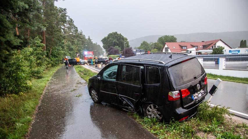 Zuvor hatte er einen Familienvan seitlich gestriffen. Zuvor hatte er einen Familienvan seitlich gestriffen.