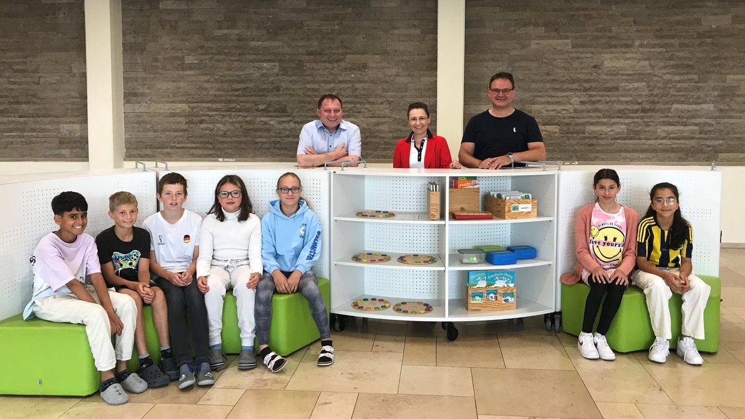 Das Bild zeigt am Rundregal stehend von links Franz Belkofer (Vorsitzender Förderverein), Rektorin Nicole Hohmann und Werner Schmidt (stellvertretender Vorsitzender Förderverein) sowie einige Kinder der ehemaligen 4. Klassen. Das Bild zeigt am Rundregal stehend von links Franz Belkofer (Vorsitzender Förderverein), Rektorin Nicole Hohmann und Werner Schmidt (stellvertretender Vorsitzender Förderverein) sowie einige Kinder der ehemaligen 4. Klassen.