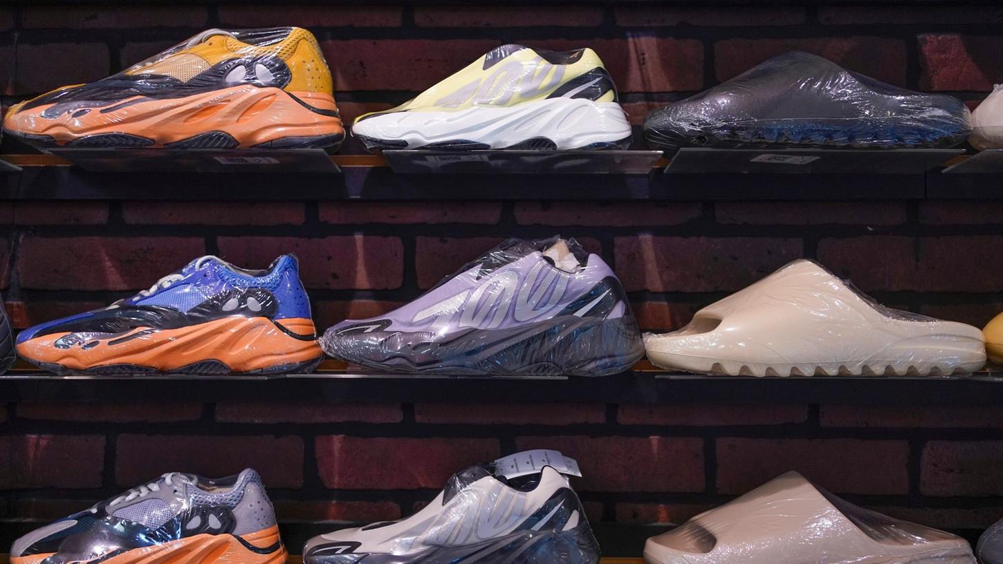 Eine erste Charge Yeezy-Schuhe, die Adidas mit dem umstrittenen Rapper Kanye West herausgebracht hat, wurde verkauft. Dies hätte rund 150 Millionen Euro zum Betriebsergebnis des Sportartikelherstellers beigetragen, hieß es bei der Vorstellung der endgültigen Zahlen fürs zweite Quartal.