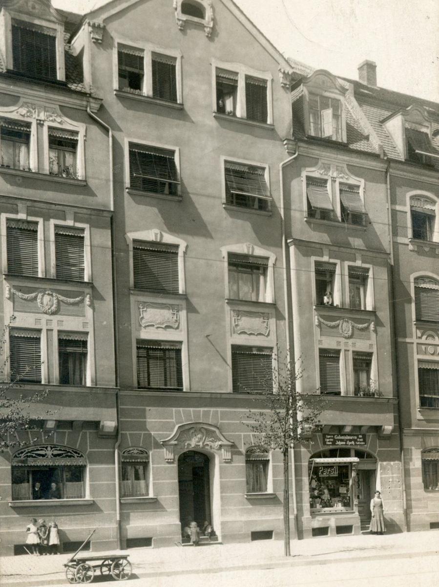 Eher dem Barock verwandt, aber doch mit den floralen Ornamenten des Jugendstils durchsetzt zeigte sich die Straßenfassade des Mietshauses Wodanstraße 61 um das Jahr 1916. 
