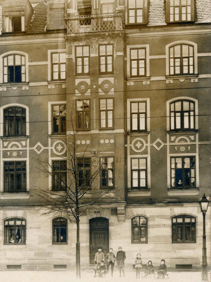 Kontrastprogramm in der Wodanstraße 63: Hier obwaltete um 1919 der Jugendstil in seiner geometrischen Richtung.
