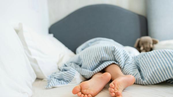 Legs of girl lying on bed at home model released, Symbolfoto property released, SVKF01028