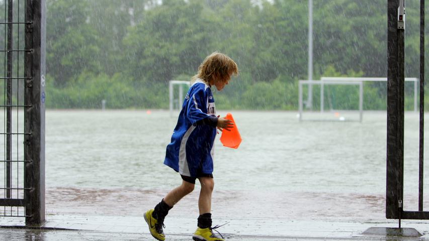 Fußball? Bei diesem Sommerregen kann man auf dem Platz höchstens Wasserball spielen.