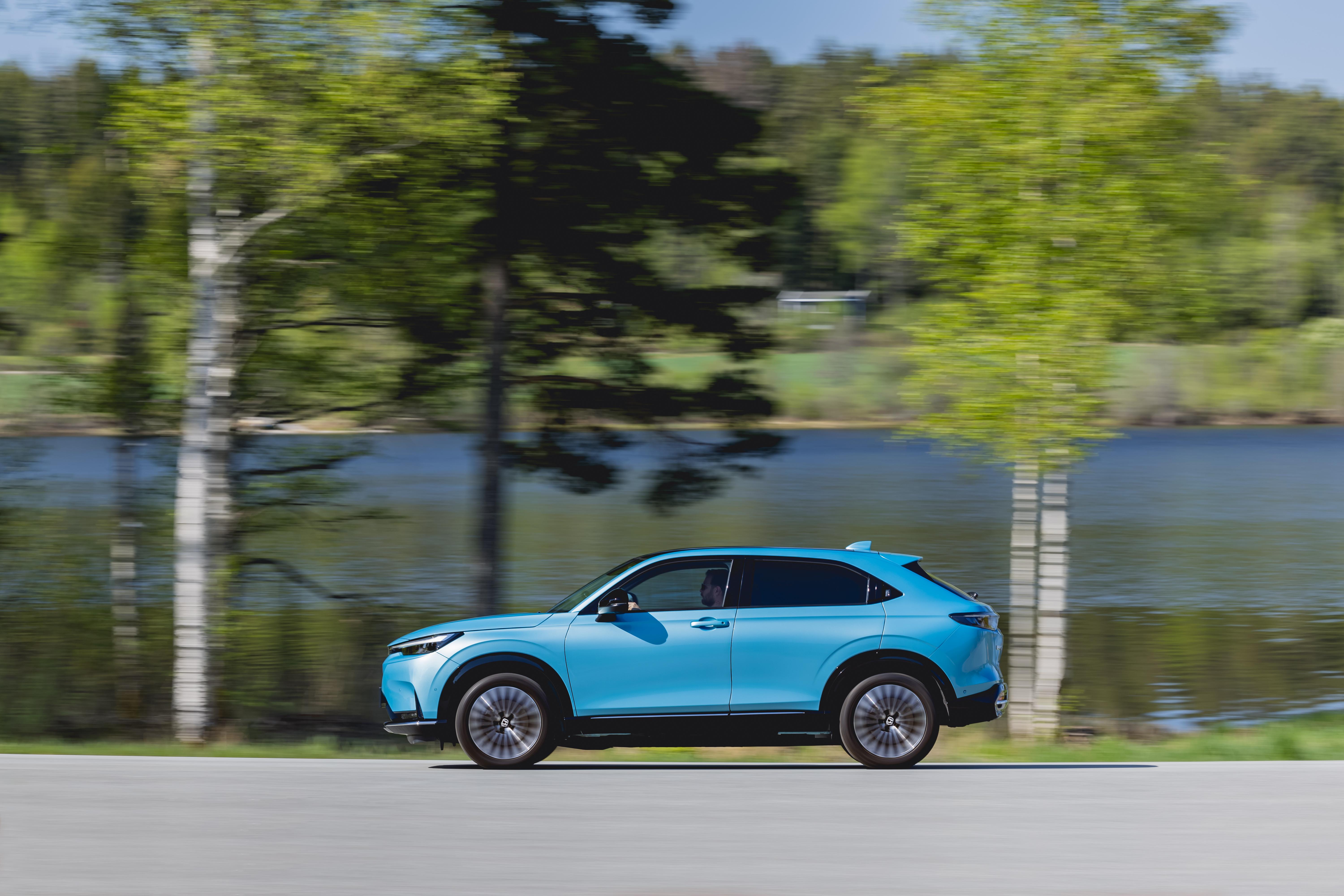 Die Akkukapazität von 68,8 kWh ermöglicht nach Norm bis zu 412 Kilometer Strecke, in der Praxis dürften 300 bis 350 Kilometer zu bewerkstelligen sein.