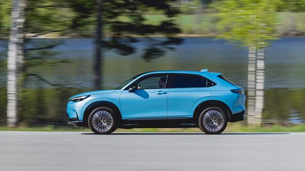 Die Akkukapazität von 68,8 kWh ermöglicht nach Norm bis zu 412 Kilometer Strecke, in der Praxis dürften 300 bis 350 Kilometer zu bewerkstelligen sein.