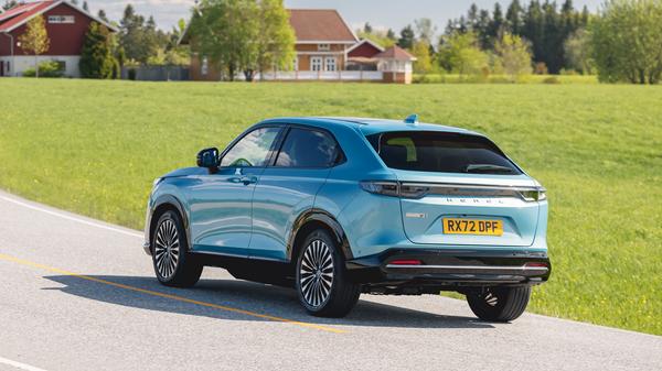 Dass die Höchstgeschwindigkeit bei 160 km/h ihr begrenztes Ende findet, wird den eher in der Währung Reichweite denkenden E-Fahrer nicht bekümmern.