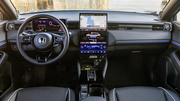 Als Schaltzentrale fungiert ein großer 15,1-Zoll-Hochkant-Touchscreen à la Tesla.