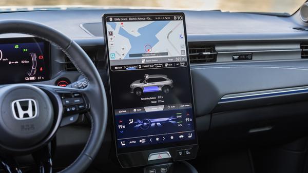 Die dreigeteilte Benutzeroberfläche bietet den Vorteil, dass beispielsweise Navikarte, Stromfluss und Klimatisierungs-Features gleichzeitig abgebildet werden.