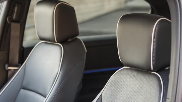 Tierfreunde wird es freuen, dass die Sitze mit Kunst- und nicht mit echtem Leder bezogen sind.