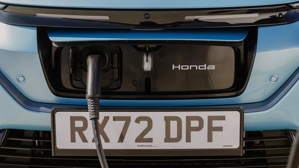 Der Ladeanschluss sitzt hinter dem Markenlogo an der Front. Das ist praktisch, erspart es doch an den meisten Ladesäulen umständliche Rangiermanöver.