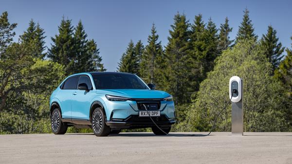 AC-Laden an der Wallbox beziehungsweise konventionellen Ladestation funktioniert mit maximal 11 kW, der leere Akku ist nach sechs Stunden wieder voll.