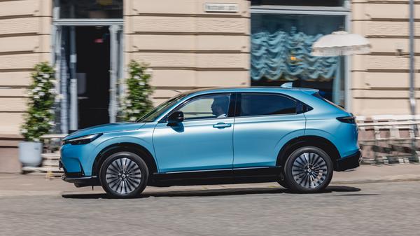 Zu den serienmäßigen Fahrassistenten zählen unter anderem Verkehrszeichenerkennung, Rückfahrkamera, Adaptivtempomat, Staupilot und Spurhaltesystem.