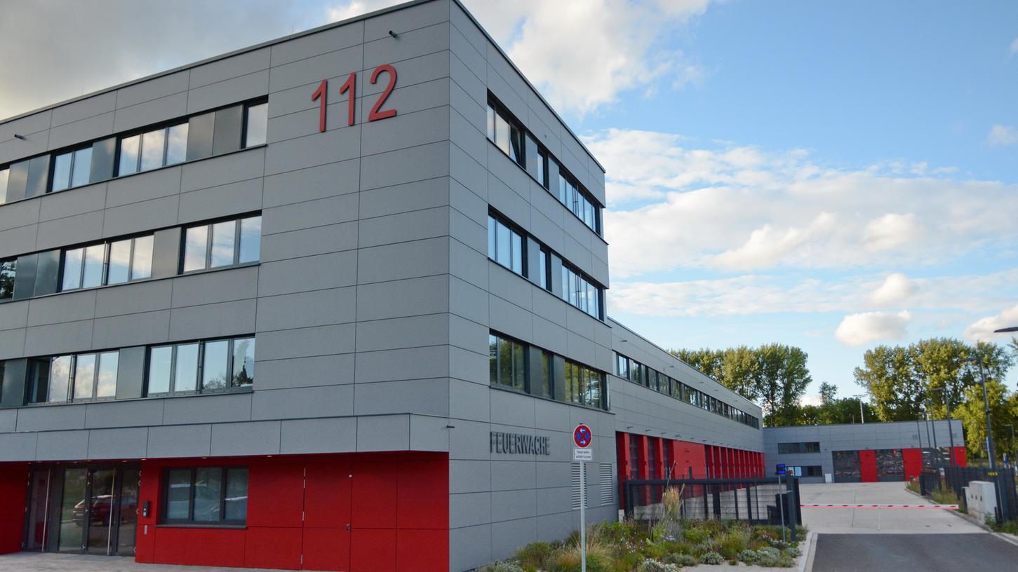 So sieht es aus, das neue Quartier der Fürther Berufsfeuerwehr an der Kapellenstraße. Die alte Wache war noch für Pferdefuhrwerke konzipiert worden. So sieht es aus, das neue Quartier der Fürther Berufsfeuerwehr an der Kapellenstraße. Die alte Wache war noch für Pferdefuhrwerke konzipiert worden.