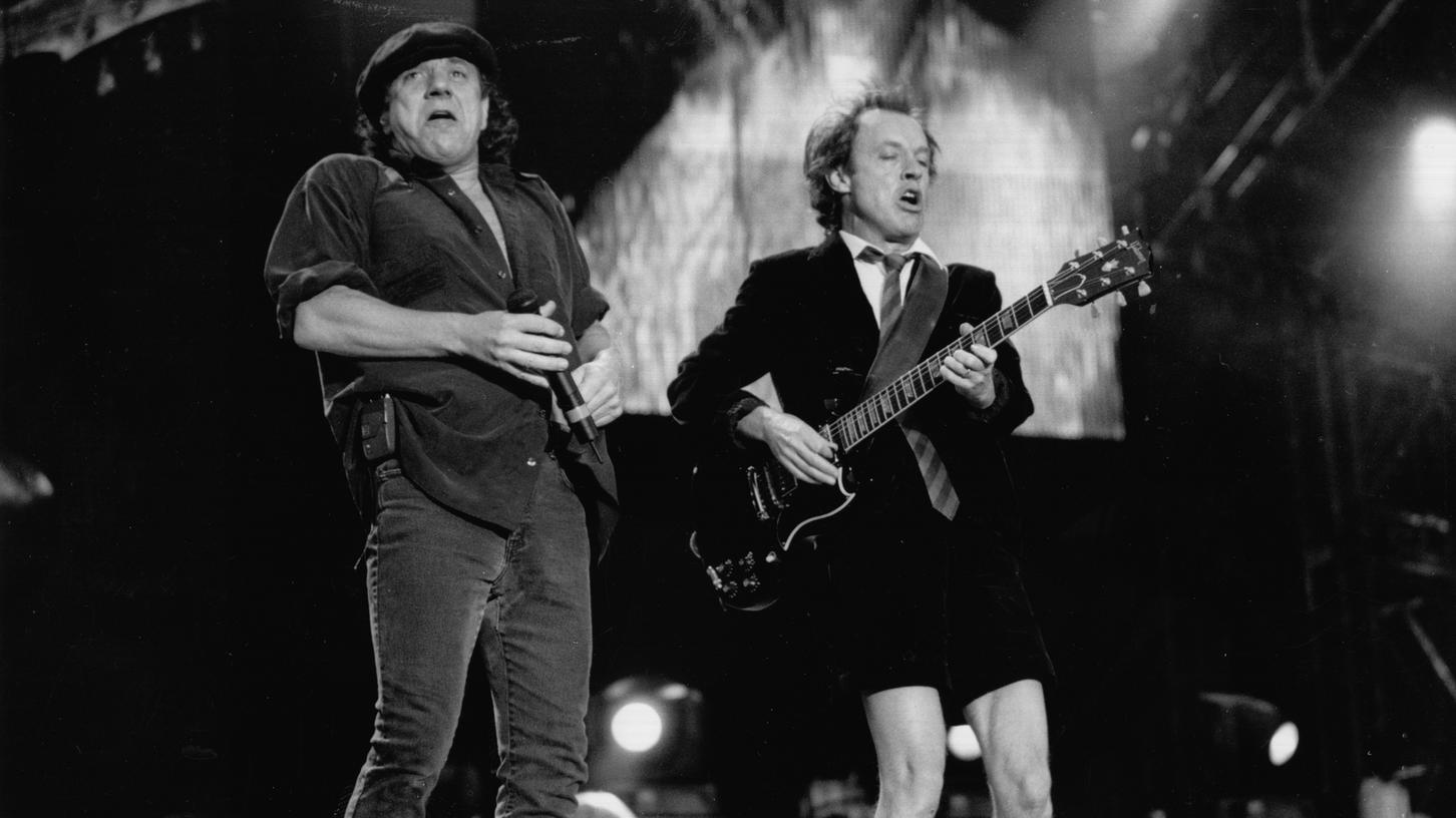 Brian Johnson und Angus Young von AC/DC bei einem Konzert auf dem Zeppelinfeld. (Archiv)